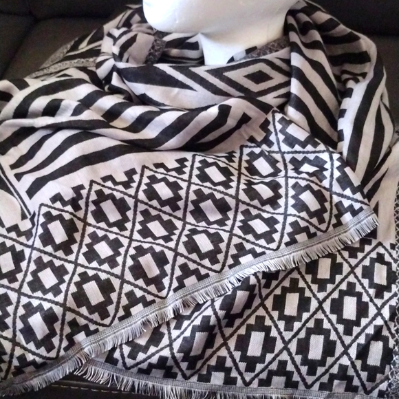 Vince Camuto Scarf - Picture 1 of 5